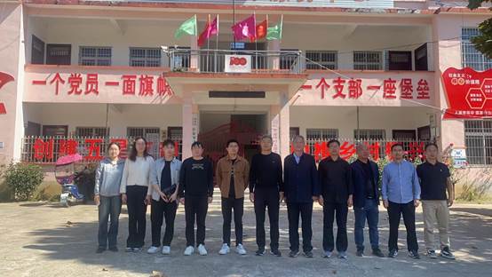 一群人站在建筑前描述已自动生成